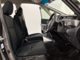 女性でも運転がしやすいように、シートの高さ調整機能(シートリフター)がついています。運転席と助手席の間が空いている為、助手席側への移動がスムーズです。交通量の多い道でも助手席側から乗り降りができます。