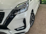 【LEDヘッドライト】悪天候や夜間走行時も良好な視界を確保し安心して運転できる高輝度LEDヘッドライトを装備!点灯速度が早く、消費電力も抑えられています。