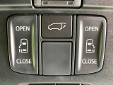 【両側パワースライドドア】スマートキーや運転席のスイッチで後席両側スライドドアの開閉が可能♪電動だから力を入れてドアを開ける必要が無く、小さなお子様でも簡単に開け閉めでき快適です♪
