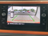 ギアをリバースに入れると車両後方の映像を映し出します。画面にはガイドラインが表示され、車庫入れや縦列駐車などの際に安全確認をサポートします。