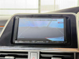 【バックガイドモニター】車両後方の映像をナビ画面に表示し、駐車などの後退操作をサポートします。