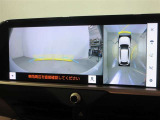 パノラミックビューモニター付きです。車両を上から見たような映像をディスプレイオーディオ画面に表示。運転席からの目視だけでは見にくい、車両周辺の状況をリアルタイムでしっかり確認できます。