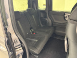 ■シートバックテーブル■運転席・助手席の後ろには収納可能なテーブルが付いています。
