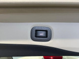 【パワーバックドア】スマートキーや運転席のボタンを押すだけでリアゲートが自動で開閉します!荷物を持っている時や、高い位置にあるバックドアを閉める際に便利な機能です♪