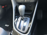 操作しやすいATシフトです。 シフトチェンジを気にしなくていいので運転だけに集中できますね。 自然と手に届くところにある、手になじむ形状のシフトノブがいいですね。