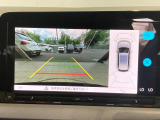 ギアをリバースに入れると車両後方の映像を映し出します。画面にはガイドラインが表示され、車庫入れや縦列駐車などの際に安全確認をサポートします。
