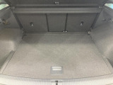 ●すっきりとした見た目のスクエア形状のラゲッジスペースです。また荷物が多い時、急なお買いものの際にもリヤシートを倒していただくことにより十分なスペースを確保できます。