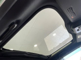 【ガラスルーフ】ガラスルーフ搭載で車内の解放感が一気にアップ!開放的なドライブをお楽しみいただけます。