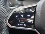 ◆クルーズコントロールにレーダーセンサーを組み合わせ、先行車を測定し設定されたスピードを上限に自動で加減速を行います。一定の車間距離を維持することで、長距離走行でのドライバーの疲労を低減させます。
