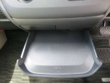インパネ中央には便利な引き出し式トレーが!耐荷重約3キロで、手帳やスマホもおけますね!