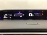 デジタル表示のスピードメーターとタコメーターを大きく配した見やすいメーター部になっています。左側のインフォメーション画面でオドメーターや燃費などの情報を確認できます。