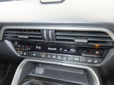 運転席と助手席それぞれで温度調整が可能なオートエアコンに加え、ステアリングヒーターと前二席分のシートヒーターが車内を快適に保ちます。