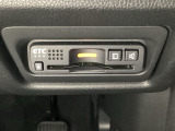 ハンドルの右下にETCがついています。高速道路の料金所の通過も楽々です!。 カードの取り出しもしやすい場所についています。