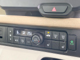 【オートエアコン】一度お好みの温度に設定すれば、車内の温度を検知し風量や温度を自動で調整。暑い&hellip;寒い&hellip;と何度もスイッチ操作をする必要はありません。快適な車内空間には必須の機能ですね♪