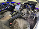 メルセデスのシートは、少し硬めに出来ておりますので、長時間の運転でも疲れにくく、安全にドライビングをお楽しみ頂けます