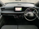 運転席まわりは機能的にまとまっています。足元が広々のインパネATです♪