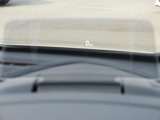 運転視界の遠方上方に虚像を投影することで前を見ながら情報の視認ができます。本当にドライバーが必要な情報を適切に伝え、楽しんで頂くことを考えた新世代装備です。※虚像は1.5m前方に浮かぶイメージです。