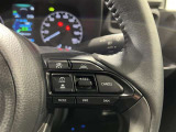 ステアリングスイッチ付きで、運転中に視線を前に向けたまま操作できます。