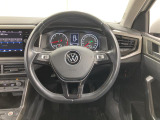 Volkswagen全車共通の上質な本革を使用した手触りのしっとりとしたステアリングです。唯一素肌が触れるハンドルは上位モデルと同じ握り心地になっております。