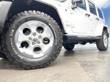 ●純正18インチアルミホイール:輸入車ならではの卓越した走りを支えるホイールと足回りです!日本車の走りに慣れている方にもぜひ体感して頂きたいほど、高いレベルでまとまっています!