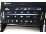 運転席と助手席、それぞれ温度調節ができ、オールシーズン快適なオートエアコンとなっております!