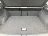 ●すっきりとした見た目のスクエア形状のラゲッジスペースです。また荷物が多い時、急なお買いものの際にもリヤシートを倒していただくことにより十分なスペースを確保できます。
