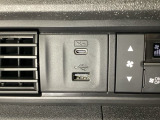 エアコン操作パネルの左側に、スマートフォンなどの充電可能なUSB端子と、音源などの外部入力の可能なUSB端子がついています。移動中に充電もできるので便利です。