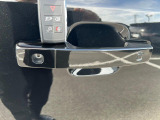 【キーレスエントリー】バッグやポケットからキーを取り出すことなく車にアクセスして、ロックとアラームを設定できます。 毎日の利便性をさらに高める機能です。