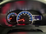 視認性に優れたメーターを採用しており、走行中でも車速や情報が分かりやすく表示されます。運転時の視線移動をむりのない範囲に抑え、快適で安心感のあるドライブをサポートします。