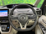 インテリアに合わせたデザインのステアリングは、運転される方のことも考え、運転しやすい形状、大きさです。是非一度、実際に触ってお確かめください。