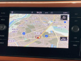 タッチスクリーンを採用。従来のナビゲーションシステムの域を超える、車両を総合的に管理するインフォテイメントシステムです。