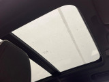 【パノラマルーフ】前後2枚のガラスルーフで室内全体が明るい空間に!フロントセクションはスライド機能があり外気を取り込むことも可能。さらに開放的なドライブを演出できます。