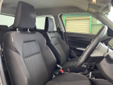 運転席まわりには十分なスペースがあり、大柄な方でもゆったり運転していただける環境です。