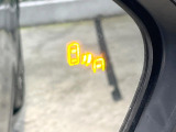 【ブラインドスポットモニター】走行中、ドアミラーの死角になりやすい箇所に後続車が接近するとサイドミラーのレンズに警告を表示!ドライバーに注意喚起をしてくれます。