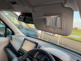 運転席のサンバイザーにはバニティミラーが装備されています。