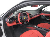 こちらは左ハンドルのお車でございます。内装色はRosso Ferrariを選択しております。