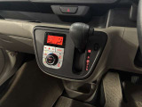中古車選びで意外と見落としがちなポイントが、シフトレバー周辺の状態です。今回掲載している画像では、操作部分の使用感をはじめ、パネルの傷や擦れ、ボタン類の動作跡など、確認していただけます。