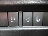 両側電動スライドドアのスイッチがあります。運転席に座ったままスライドドアの操作ができます。