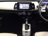 オートマチックシフトレバーは、手になじみ操作しやすい形状で安全運転にもつながります♪