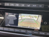 ギアをリバースに入れると車両後方の映像を映し出します。画面にはガイドラインが表示され、車庫入れや縦列駐車などの際に安全確認をサポートします。