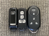 スマートキー付きですからドアロックの開閉およびエンジンスタートが楽々です。電動スライドドアの開け閉めもボタンで操作できます。加えて、純正リモコンエンジンスターター用の操作キーもついています。