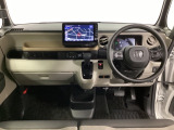 車内は光触媒抗菌消臭施工済です。スタイリッシュなデザインで暖かみのあるインパネ周りを演出します。グローブボックスやカップホルダーのほかにトレーなどたくさんの収納スペースが装備されています。