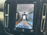 【360&deg;ビューカメラ】4台の高解像度カメラで360度の鳥瞰図を表示。隣の車や壁、死角にある障害物などを画面で確認できるため、狭いスペースでの駐車・出入りも安心です。
