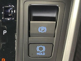 【電動パーキングブレーキ】パーキングブレーキは便利な電動式!ボタン一つで操作でき、アクセルを踏めば自動で解除されます