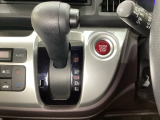 CVT車のセレクトレバーです。低速から高速まで、変速ショックのないスムーズな走りを実現するとともに、エンジン効率のよい領域を維持することで燃費にも貢献します。