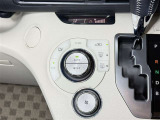 【オートエアコン】「AUTO」スイッチを押すだけで、冷暖房の切り替えや風量、吹き出し口の調整などを自動で行います。