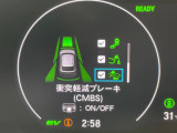 【ホンダセンシング】走行中に前方の車両等を認識し、衝突しそうな時は警報とブレーキで衝突回避と被害軽減をアシスト。より安全にドライブをお楽しみいただけます。