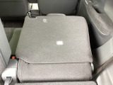 リアシートは簡単に倒すことができるので、ラゲッジルームも広がります。