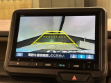 リバースギアに入れるだけで後方の表示へ切り替わります。夜間や雨の日の駐車も楽になりますよ。