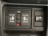 【両側パワースライドドア】両側がパワースライドドアになっており、運転席のスイッチやスマートキーでも開閉が可能です!開口部も広いので乗り降りも楽々♪